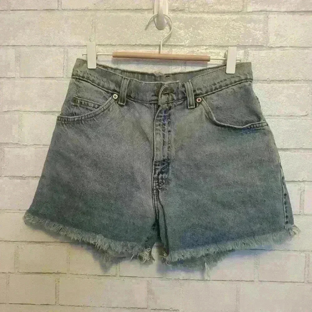 Levi’s 910 distressed shorts 3” seam